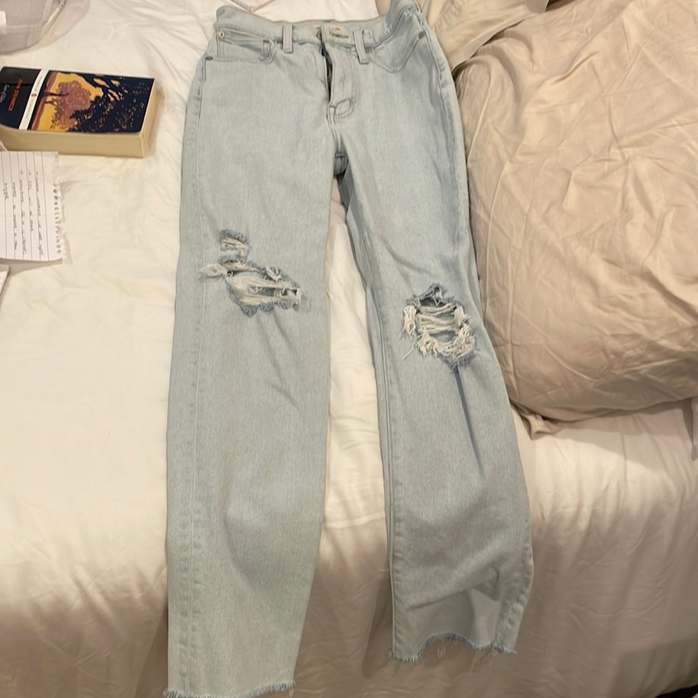madewell mom jean in light wash size 24